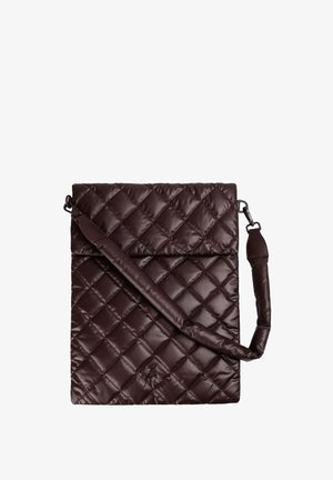 Bolso bandolera de cuero acolchado de color marrón oscuro con correa ajustable acolchada y cierre de solapa.