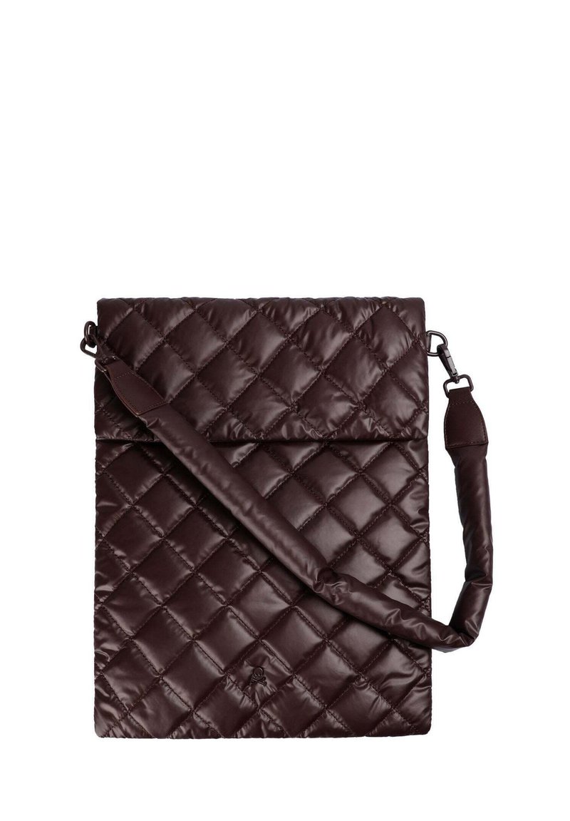 Bolso bandolera de cuero acolchado de color marrón oscuro con correa ajustable acolchada y cierre de solapa.