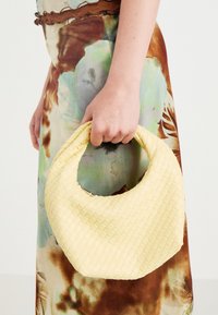 BRAIDED HANDBAG - Håndveske - light yellow