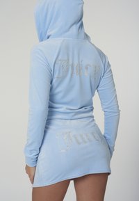 Juicy Couture MADISON - Jaka ar rāvējslēdzēju - powder blue