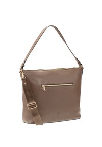 Sac à bandoulière en cuir marron avec une finition texturée, des ferrures ton or, une bandoulière réglable, une poche zippée à l'avant et un logo embossé.