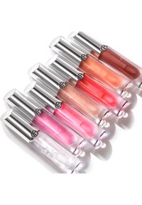 Conjunto de seis brillos labiales en tonos claros y pastel. Cada tubo tiene una tapa plateada con un logotipo. Acabado brillante, colores que varían desde el transparente hasta el rosa.