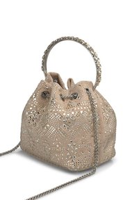 Borsa a secchiello beige chiaro realizzata in morbido suede, dotata di brillanti borchie metalliche, chiusura con coulisse e una maniglia ad anello in argento testurizzato.