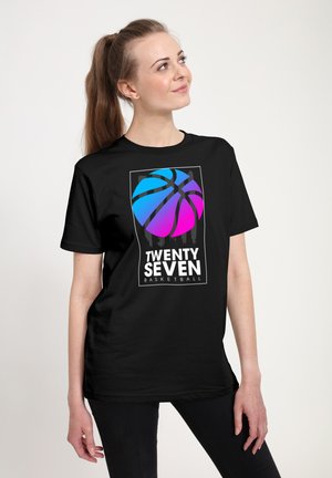 Černé bavlněné tričko s grafikou modrého a růžového basketbalového míče, s textem "TWENTY SEVEN BASKETBALL" napsaným bílou barvou pod ním.