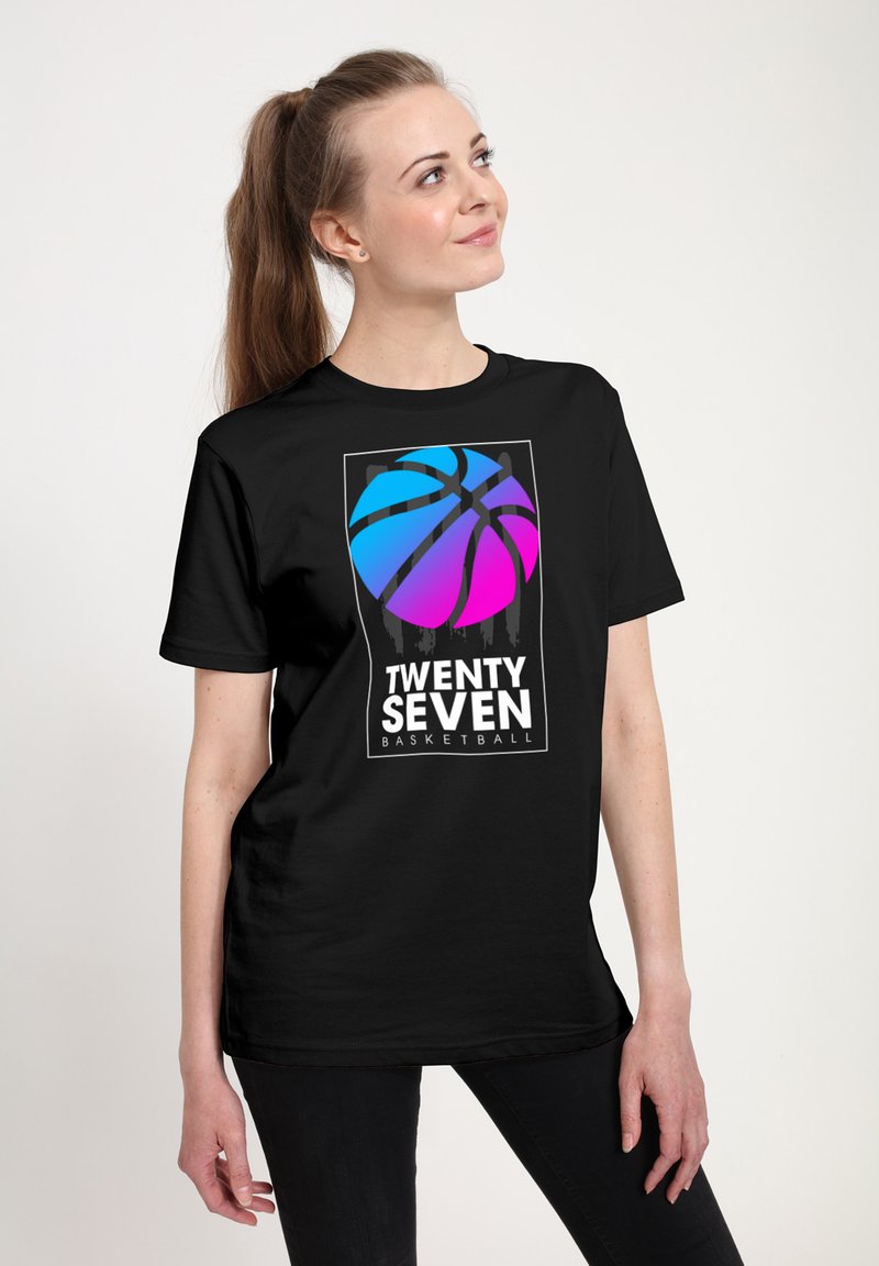 Černé bavlněné tričko s grafikou modrého a růžového basketbalového míče, s textem "TWENTY SEVEN BASKETBALL" napsaným bílou barvou pod ním.
