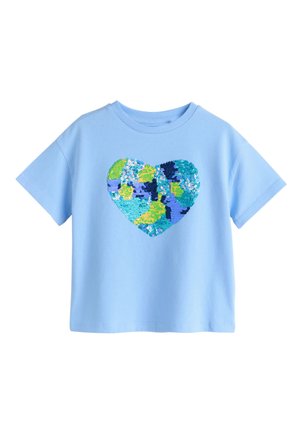 Hellblaues T-Shirt mit kurzen Ärmeln und einem großen Paillettenherz auf der Brust in Blau-, Grün-, Lila- und Gelbtönen.