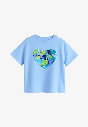 Lyseblå T-shirt med korte ærmer med et stort paliet-hjerte på brystet i nuancer af blå, grøn, lilla og gul.