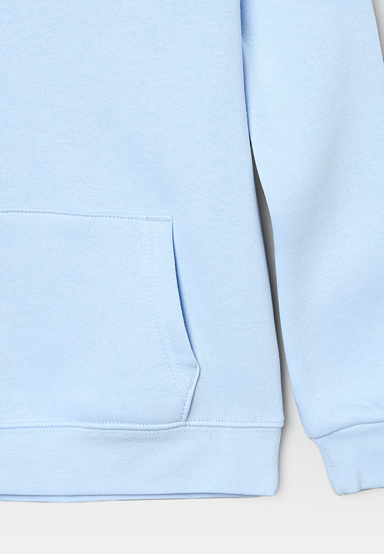 Sweatshirt bleu clair en tissu doux avec une poche kangourou, des poignet et un ourlet côtelés, présentant une texture lisse et un design simple.