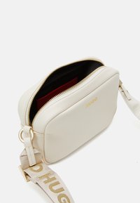 HUGO Skulderveske - open white