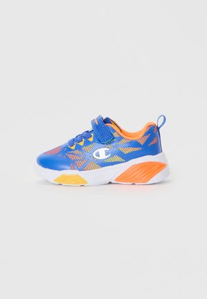 Chaussure de sport bleue avec des accents orange, supérieure en mesh et bande Velcro. Semelle épaisse blanche avec des détails jaunes et oranges. Design léger.