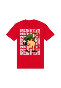 Červené bavlněné tričko s nápisem "VYCHOVÁVÁNI ELFOVÉ" v opakovaném bílém písmu, s grafikou postavy v zeleném oblečení a žlutých kalhotách.