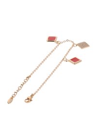 Arany színű lánc karkötő három geometrikus medállal: két piros emailezett négyzettel és egy átlátszó rhinestone-nnal díszített négyzettel.