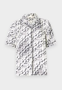 Cămașă cu mânecă scurtă, albă, cu un model abstract în nuanțe de navy, având un guler clasic și o margine contrastantă neagră.