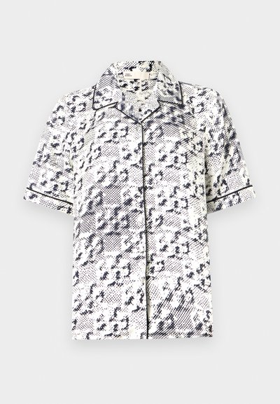 Korte mouw shirt in het wit met een marineblauw abstract patroon, met een klassieke kraag en contrasterende zwarte piping langs de randen.