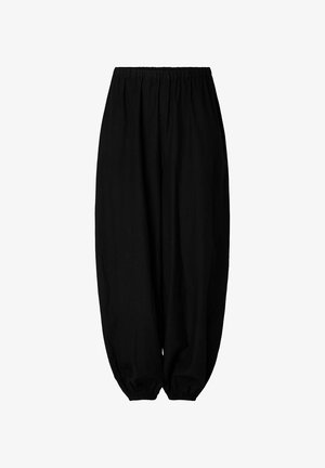 Løse sorte bukser med elastisk talje og elastiske manchetter, lavet af letvægtsstof, velegnet til afslappet brug.