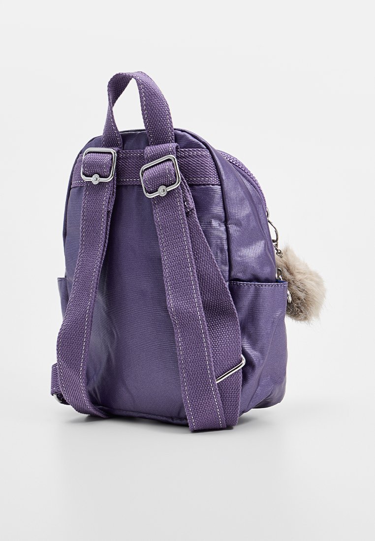 Sac à dos violet avec une surface texturée, deux bretelles réglables et un accent en pompon en fourrure. Design compact avec poches zippées.