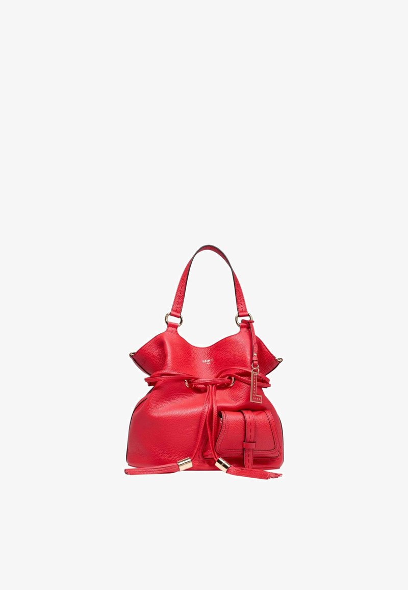 Sac seau en cuir rouge avec un haut froncé, fermeture à cordon, accents en métal doré et détail de poche latérale.