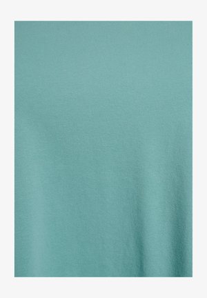 Effen stof in teal met subtiele horizontale en verticale geweven textuur en lichte schaduwvouwen.