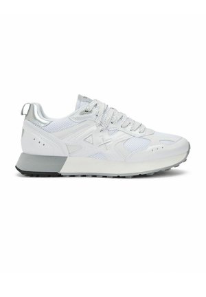 Baskets basses blanches avec panneaux en mesh et cuir, lacets texturés, logo géométrique sur le côté, accent gris au talon, et semelle extérieure noire.