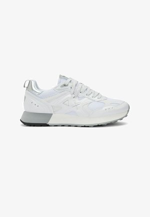 Baskets basses blanches avec panneaux en mesh et cuir, lacets texturés, logo géométrique sur le côté, accent gris au talon, et semelle extérieure noire.