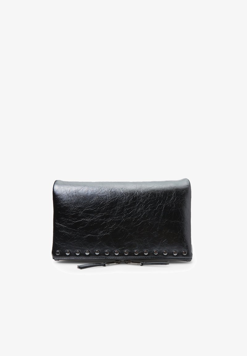 Musta nahkalompakko, jossa on teksturoitu pinta, niittiakselit alareunassa ja vetoketjullinen osasto sulkemiseksi.