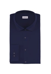 Chemise habillée à manches longues bleu marine, col boutonné, poche unique sur la poitrine, texture lisse et boutons sombres assortis. Étiquette de la marque visible à l'intérieur du col.
