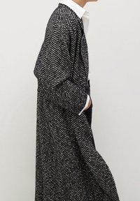 Mango Mantel - black