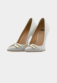 Weiße Satin-Pumps mit hohem Absatz und spitz zulaufender Schuhspitze. Verfügen über ein goldenes Metall-Logodetail vorne und eine glatte Innenausstattung.