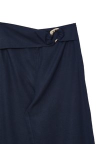 Marineblaue Leinenhose mit einem geknoteten Taillendetail. Sie verfügt über einen Akzent aus goldenem Metall und einen glatten, strukturierten Stoff.
