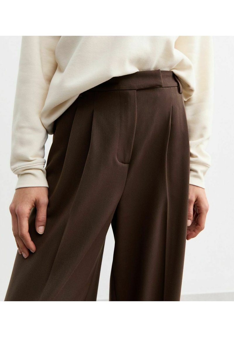 Pleats Please ISSEY MIYAKE Jupe Mi Longue Plissée De Couleur