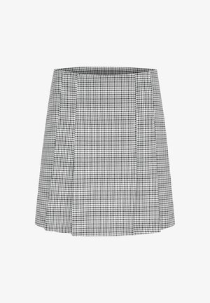 Černobílá kostkovaná mini sukně s rozšířeným siluetou, která má hladkou texturu a skryté boční kapsy.