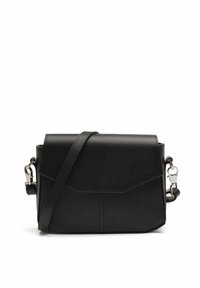 Borsa a tracolla in pelle nera con una finitura testurizzata, chiusura a pattina angolare, tracolla regolabile e dettagli in metallo argentato.