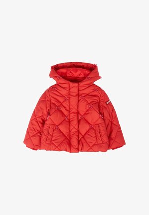 Czerwona kurtka puchowa z kapturem, z diamentowym wzorem pikowania, różowymi kokardkami oraz kieszeniami po bokach. Gładka, błyszcząca tekstura.
