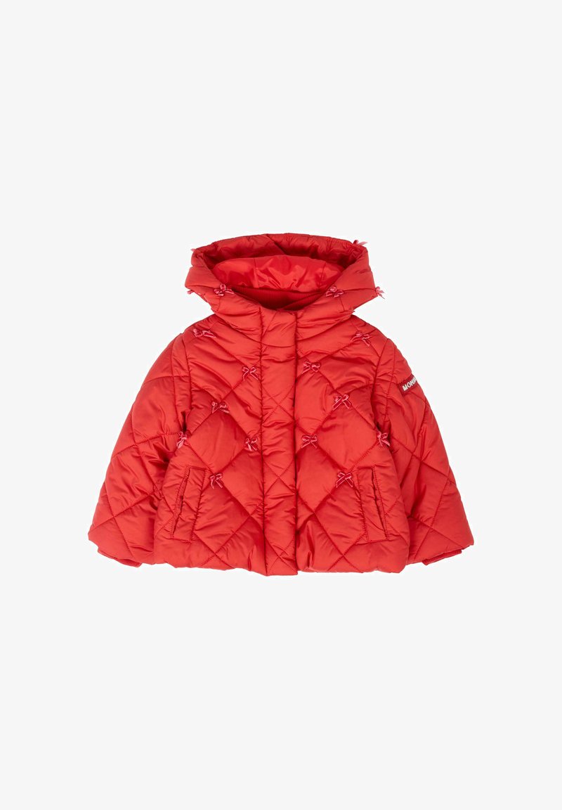 Giacca piumino rossa con cappuccio, caratterizzata da un motivo a rombi, con dettagli a fiocco rosa e tasche laterali. Texture liscia e lucida.