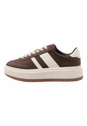 Brauner Low-Top-Sneaker mit weißen Schnürsenkeln, zwei weißen Seitenstreifen, weißem Fersenlasche und dicker weißer Sohle mit brauner Profilsohle.