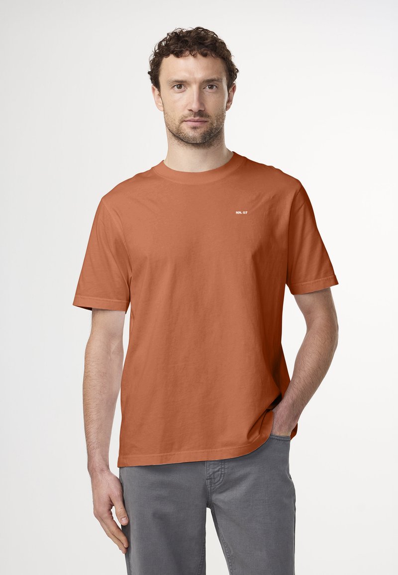 NN.07 - T-shirt basique - bronze tan, Agrandir