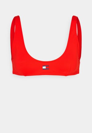 Rød bikini-top med scoop-halsudskæring, lavet af strækbart materiale. Har tynde stropper og et lille logo på forsiden.