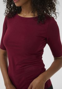 Kaffe YOKO BOATNECK - T-paita - zinfandel