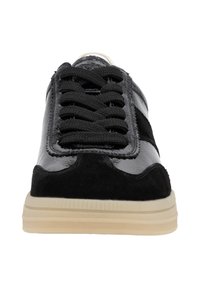 Schwarze Sneakers mit glänzendem Lackleder und matten Wildlederakzenten, strukturierten Schnürsenkeln und einer hellen gummierten Sohle.