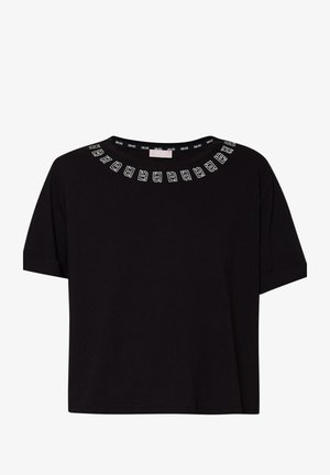 T-shirt nera a maniche corte con scollatura rotonda, caratterizzata da un distintivo motivo bianco intorno al colletto e un taglio dritto.