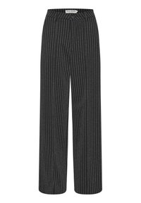 Črne široke hlače z belimi vertikalnimi črtami, ki imajo gumba na pasu in sprednji žepi, narejene iz gladkega materiala.