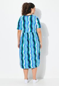Vestido midi de algodón con un patrón de olas en tonos de azul, verde y blanco, que cuenta con mangas cortas y una cintura fruncida.