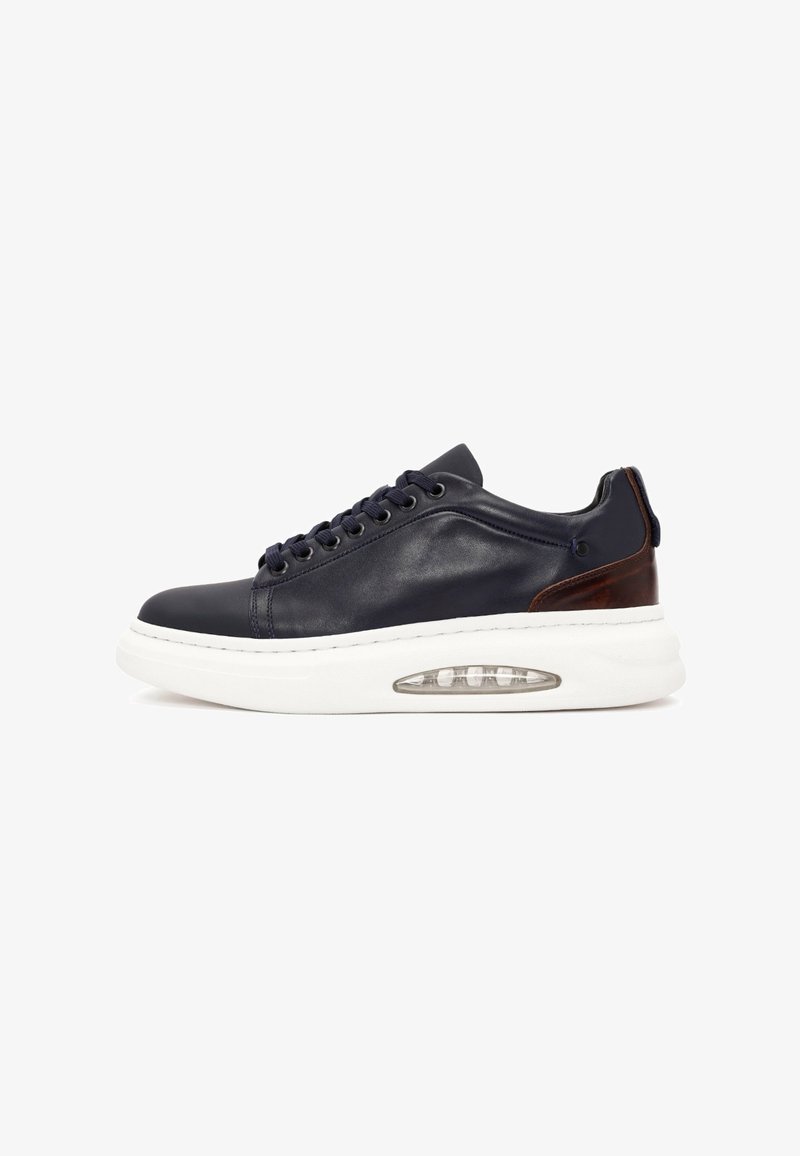Granatowe skórzane sneakersy z białą platformą, okrągłym czubkiem, sznurowanym przodem i przezroczystym detalem poduszki powietrznej w podeszwie. Brązowe akcenty na pięcie.