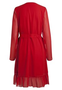 Vestido rojo de manga larga con una superposición transparente, cintura con cinturón y dobladillo con volantes. Textura suave, diseño elegante con una silueta fluida.