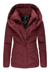 Giubbotto morbido maroon con un grande cappuccio pieghevole, chiusura con zip, design trapuntato testurizzato e dettagli in metallo marroni.