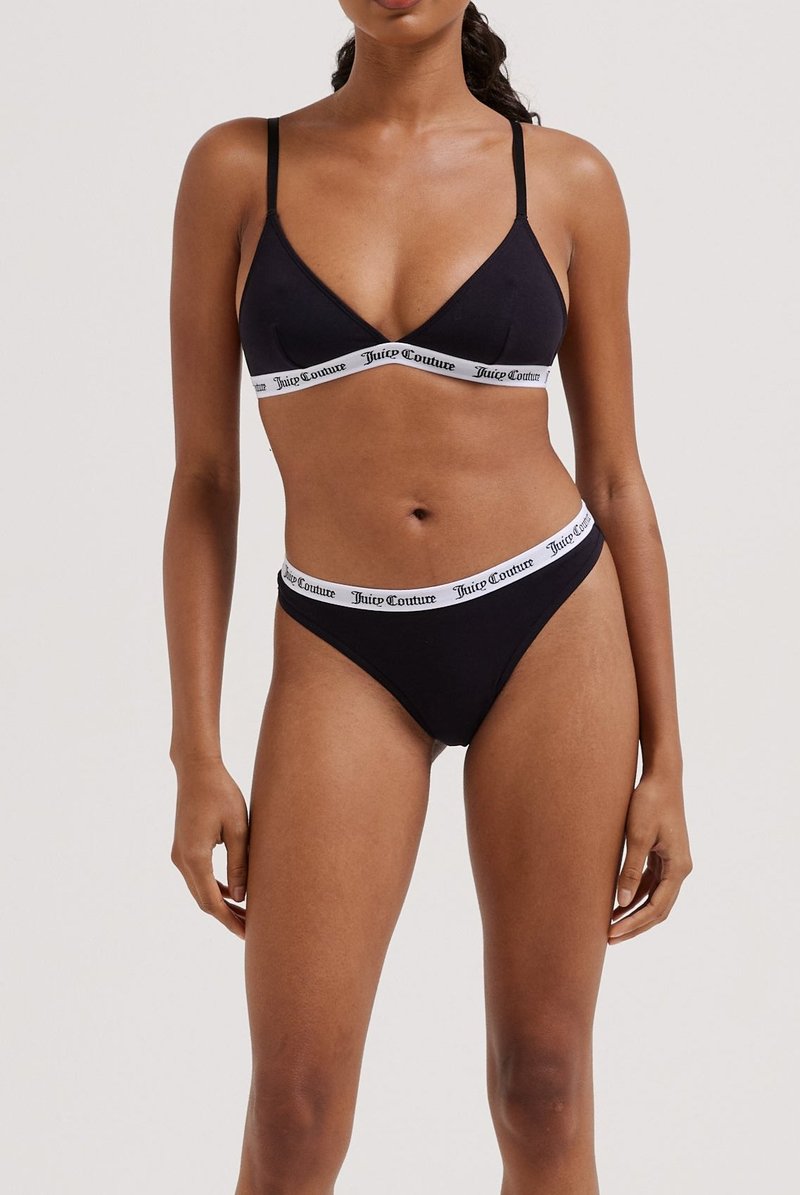 Bralette triangulaire noir et thong assorti, fabriqués en tissu lisse. Présente une bande logo blanche avec le texte "Juice Couture". Design simple.