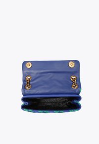 Borsa a tracolla in pelle blu con hardware dorato, dettagli in catena e una trama verde lungo i bordi. L'interno presenta un rivestimento nero a fantasia.