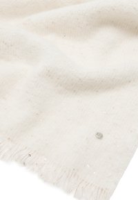 Biały szalik wykonany z miękkiej, teksturowanej tkaniny z subtelnym wzorem i pojedynczymi złotymi cekinami; posiada frędzlowane krawędzie oraz metalowe logo.