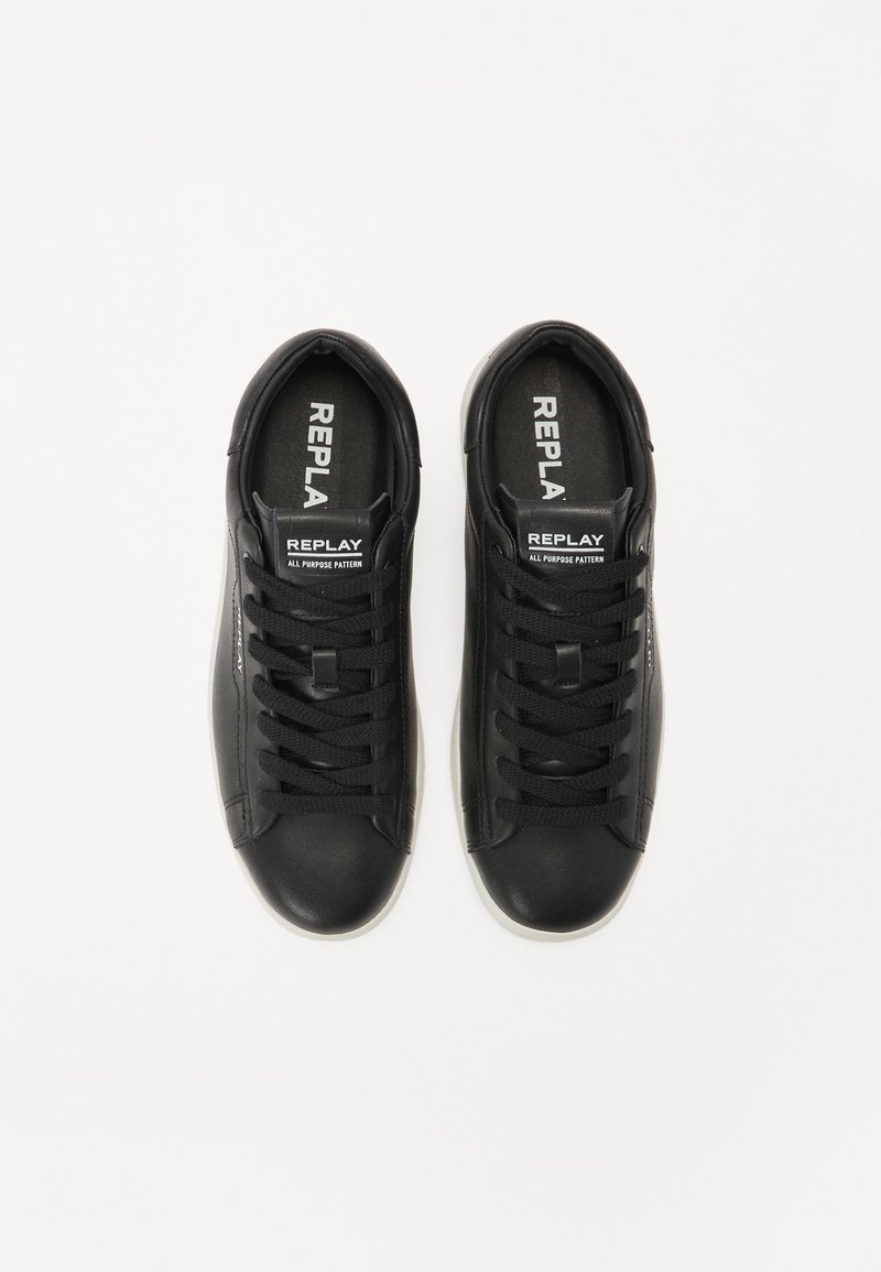 Baskets en cuir noir avec une texture lisse, bout rond, lacets noirs et détail de languette avec logo. Semelle en caoutchouc plate, design minimaliste.