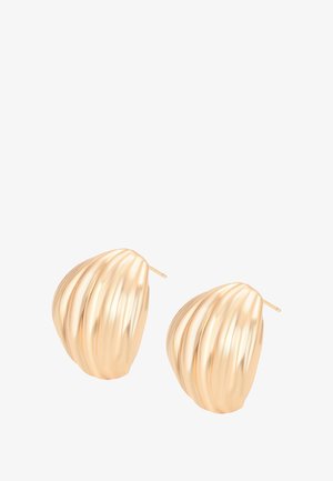 Ein Paar goldfarbene, gerippte Ohrstecker in Muschelform mit glatter, glänzender Oberfläche und Steckverschlüssen.